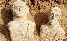 以色列出土一对1700年前半身石雕 人物表情生动