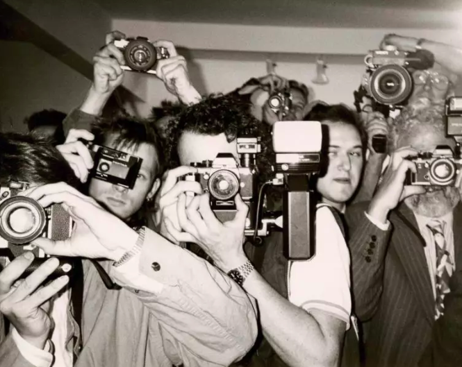 安迪·沃霍尔，《不知名摄影师》（Unidentified Photographers，1981），匹兹堡安迪·沃霍尔博物馆。图片：© 2018 The Andy Warhol Foundation for the Visual Arts, Inc. / Licensed by Artists Rights Society (ARS), New York