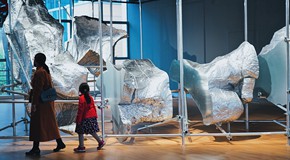 
 “生死真如——隋建国雕塑展”展厅虚拟为一个星系系统作品为分散的星云
 _艺术中国